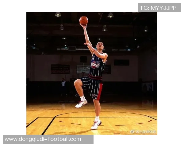 姚明赤脚走在草地上展现自然之美与运动员的独特魅力